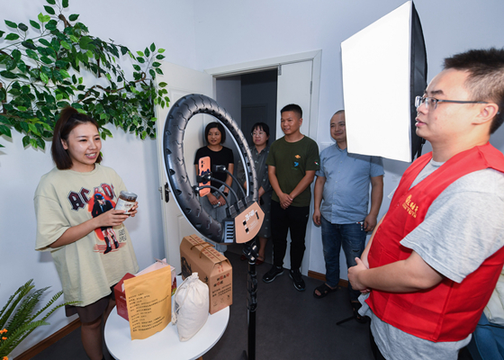 從“路人甲”到“新網(wǎng)紅”:小鎮(zhèn)青年網(wǎng)絡(luò)“逆襲”之路